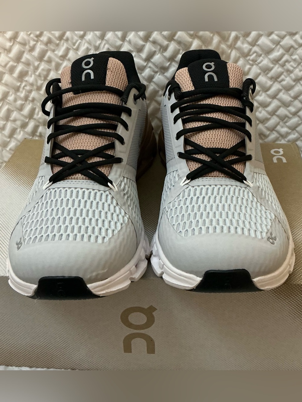 NWOB On Running Cloudflyer Sneakers Women 9.5 Neutral Athletic Shoes